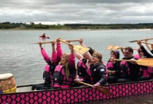 Participantes de la IX Regata Rosa en el lago Piedras Moras, Almafuerte, Córdoba