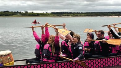 Participantes de la IX Regata Rosa en el lago Piedras Moras, Almafuerte, Córdoba