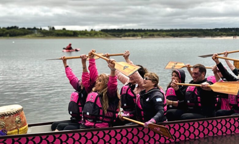 Participantes de la IX Regata Rosa en el lago Piedras Moras, Almafuerte, Córdoba
