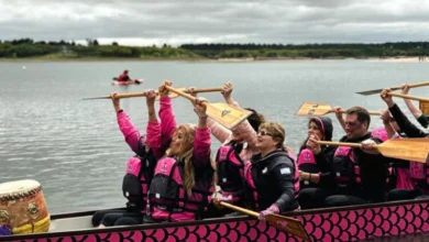 Remeros en botes dragón durante la IX Regata Rosa en el lago Piedras Moras, Almafuerte, Córdoba