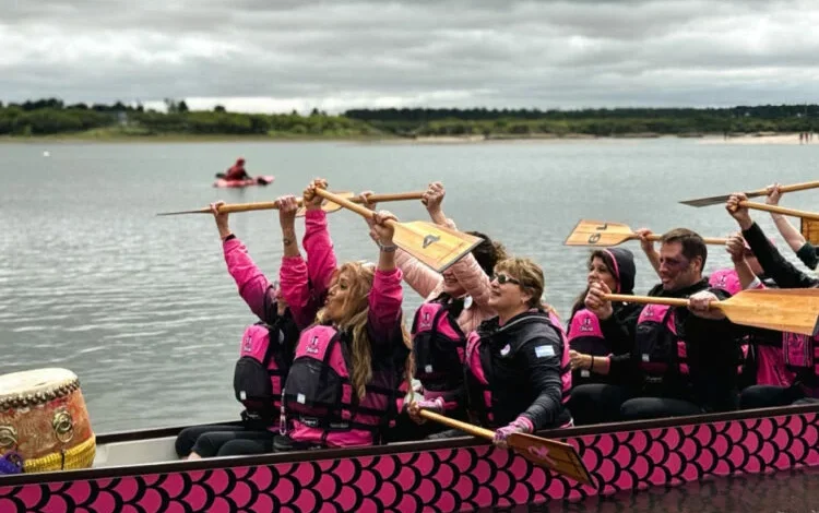 Remeros en botes dragón durante la IX Regata Rosa en el lago Piedras Moras, Almafuerte, Córdoba