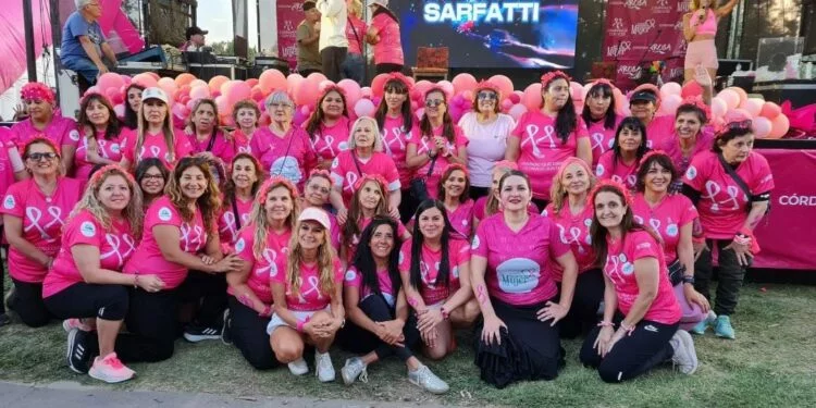 Participantes de la caminata 'Caminamos con vos' recorriendo el Parque Sarmiento bajo el lazo rosa