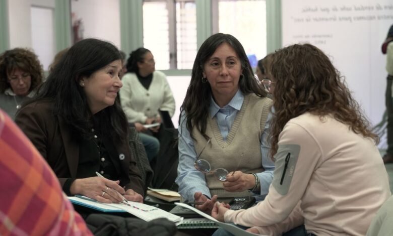 Cartel del ciclo de webinars sobre inteligencia artificial para docentes en Córdoba