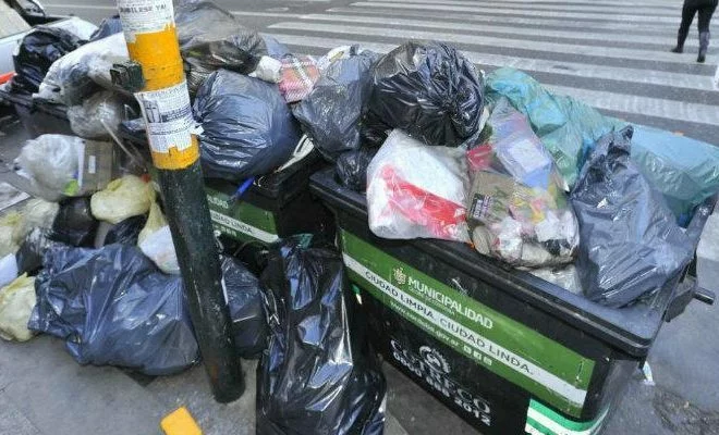 Camión de recolección de residuos detenido en una calle del centro de Córdoba