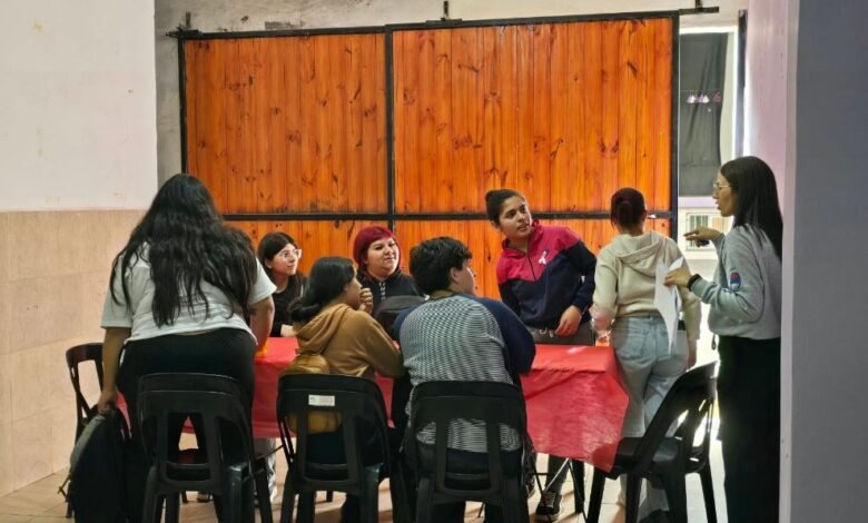 Mesa de trabajo territorial en Córdoba con representantes de escuelas y comunidad