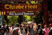 Turista disfrutando del Oktoberfest en Villa General Belgrano, Córdoba