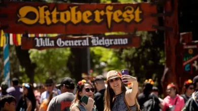 Turista disfrutando del Oktoberfest en Villa General Belgrano, Córdoba