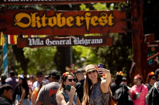 Turista disfrutando del Oktoberfest en Villa General Belgrano, Córdoba