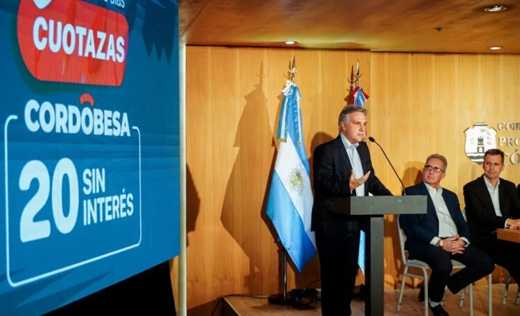 Gobernador Martín Llaryora anunciando la ampliación de la financiación en cuotas con la tarjeta provincial