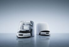 Robot aspirador DJI ROMO 2 en ambiente doméstico, mostrando su diseño moderno y tecnología de mapeo local