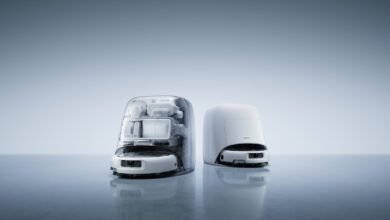 Robot aspirador DJI ROMO 2 en ambiente doméstico, mostrando su diseño moderno y tecnología de mapeo local