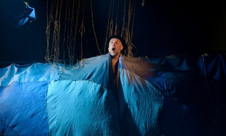 Escena del Festival Internacional de Teatro Córdoba con niños y actores en el escenario