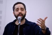 Lautaro Mazza cantando en el escenario del Teatro del Libertador San Martín, Córdoba
