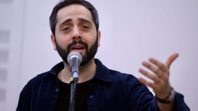 Lautaro Mazza cantando en el escenario del Teatro del Libertador San Martín, Córdoba