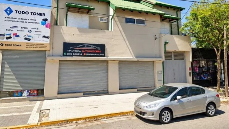 Fachada vacía de la concesionaria Madrigal Automotores en Av. Donato Álvarez, Córdoba