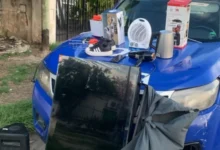 Policía cordobesa deteniendo a sospechoso de robo en Jardín del Pilar