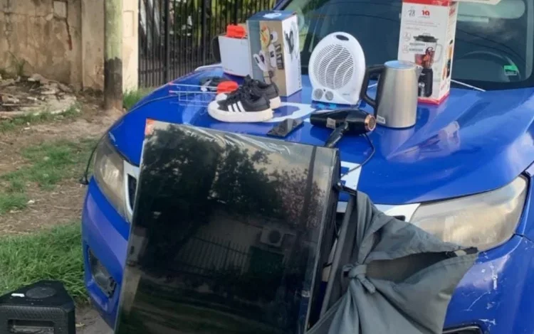 Policía cordobesa deteniendo a sospechoso de robo en Jardín del Pilar