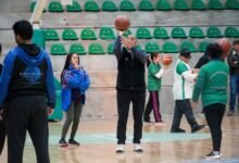 Walter Garrone dirige una sesión de básquet adaptado en el Polo Deportivo Kempes, Córdoba