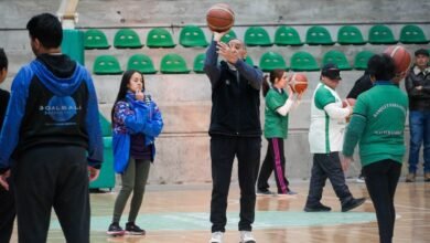 Walter Garrone dirige una sesión de básquet adaptado en el Polo Deportivo Kempes, Córdoba