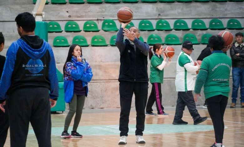 Walter Garrone dirige una sesión de básquet adaptado en el Polo Deportivo Kempes, Córdoba