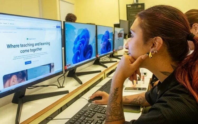 Estudiantes de la Universidad Provincial de Córdoba en clase de Comunicación