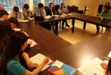 Estudiantes de la Escuela Debate en la Legislatura de Córdoba, discutiendo temas de ciudadanía digital y futuro laboral