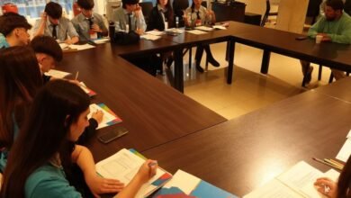 Estudiantes de la Escuela Debate en la Legislatura de Córdoba, discutiendo temas de ciudadanía digital y futuro laboral