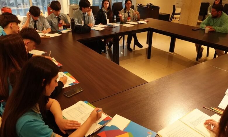 Estudiantes de la Escuela Debate en la Legislatura de Córdoba, discutiendo temas de ciudadanía digital y futuro laboral