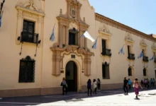 Estudiantes recorriendo el Colegio Nacional de Monserrat durante la jornada de puertas abiertas