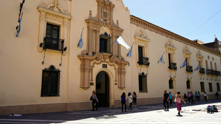 Estudiantes recorriendo el Colegio Nacional de Monserrat durante la jornada de puertas abiertas