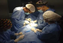 Equipo de videolaparoscopía 4K/NIR mostrando la vía biliar iluminada en verde durante una cirugía pediátrica en el Hospital Niño Jesús de Córdoba