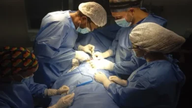 Equipo de videolaparoscopía 4K/NIR mostrando la vía biliar iluminada en verde durante una cirugía pediátrica en el Hospital Niño Jesús de Córdoba