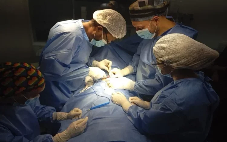Equipo de videolaparoscopía 4K/NIR mostrando la vía biliar iluminada en verde durante una cirugía pediátrica en el Hospital Niño Jesús de Córdoba