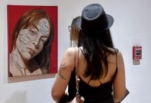 Jóvenes artistas exhibiendo sus obras en el Museo Emilio Caraffa durante el Festival Nuestro Arte es Trabajo