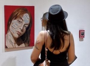 Jóvenes artistas exhibiendo sus obras en el Museo Emilio Caraffa durante el Festival Nuestro Arte es Trabajo