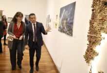 Jóvenes artistas y público disfrutando la inauguración del Festival Nuestro Arte es Trabajo en el Museo Emilio Caraffa, Córdoba