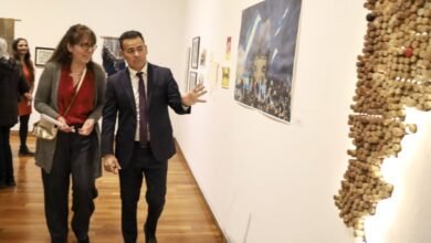 Jóvenes artistas y público disfrutando la inauguración del Festival Nuestro Arte es Trabajo en el Museo Emilio Caraffa, Córdoba