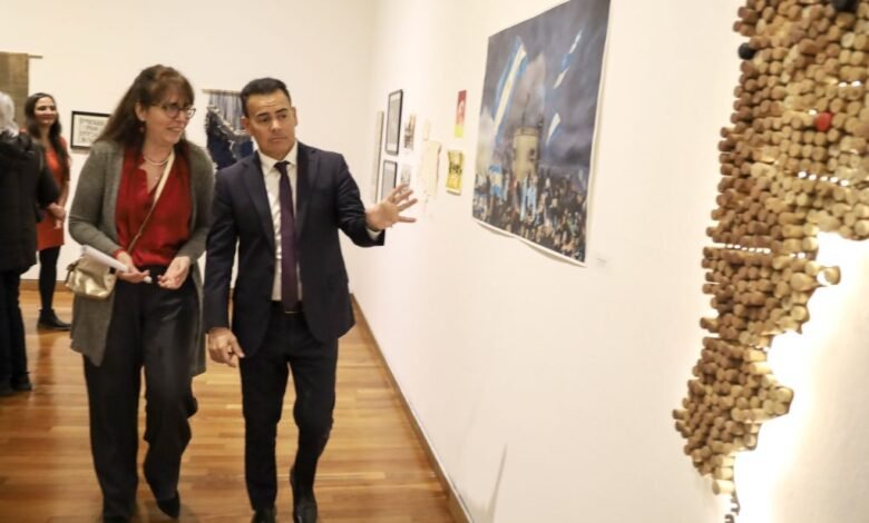 Jóvenes artistas y público disfrutando la inauguración del Festival Nuestro Arte es Trabajo en el Museo Emilio Caraffa, Córdoba