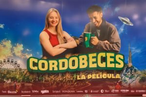Escena del estreno de la película CordobeCes en los Cines Dino, con representantes del gobierno y artistas cordobeses.