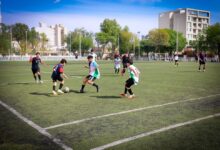 Niños y adolescentes jugando fútbol en el Centro 11 de Río Cuarto durante la fase regional de Cordobeses Juegan