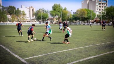 Niños y adolescentes jugando fútbol en el Centro 11 de Río Cuarto durante la fase regional de Cordobeses Juegan