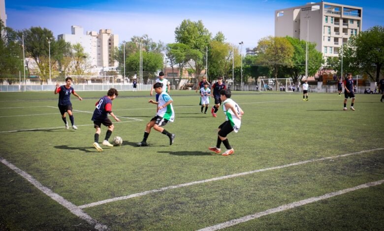 Niños y adolescentes jugando fútbol en el Centro 11 de Río Cuarto durante la fase regional de Cordobeses Juegan
