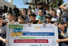Estudiantes cordobeses separando residuos en contenedores durante el concurso de reciclaje
