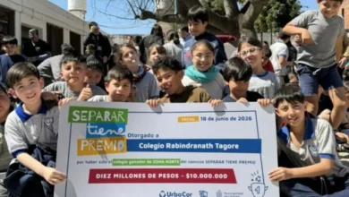 Estudiantes cordobeses separando residuos en contenedores durante el concurso de reciclaje