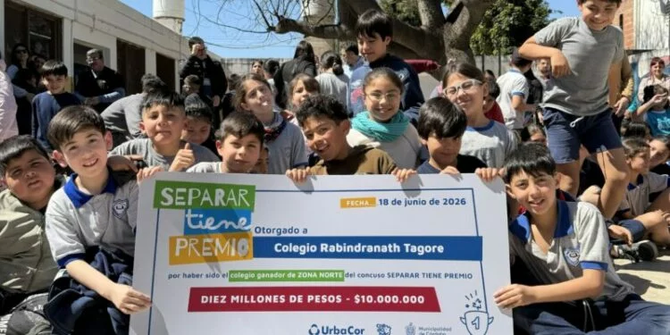 Estudiantes cordobeses separando residuos en contenedores durante el concurso de reciclaje