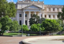 Sala del juzgado civil y comercial de Córdoba con audiencia virtual en pantalla