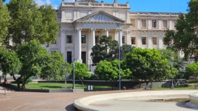 Sala del juzgado civil y comercial de Córdoba con audiencia virtual en pantalla