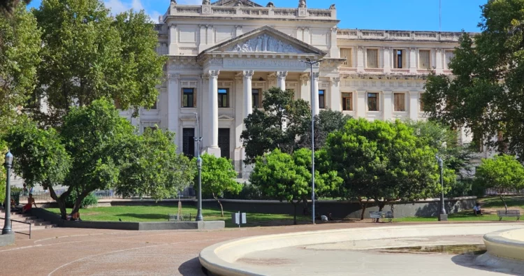 Sala del juzgado civil y comercial de Córdoba con audiencia virtual en pantalla