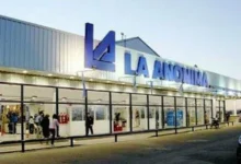 Fachada de la nueva sucursal de La Anónima en Bell Ville con paneles solares en el techo