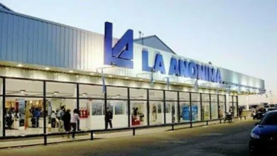 Fachada de la nueva sucursal de La Anónima en Bell Ville con paneles solares en el techo